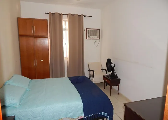 Espaçoso apto de 1 quarto na quadra da Praia Rio de Janeiro